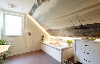 Bad renovieren mit PLAMECO-Decke und Design nach Wunsch - ideal im Badezimmer