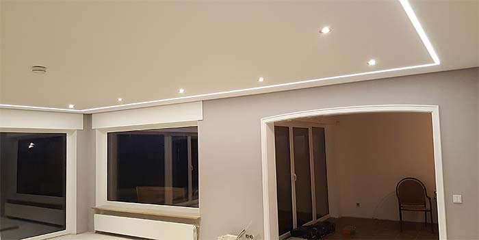 Wohnzimmerdecke mit LED-Streifen - modern und hell
